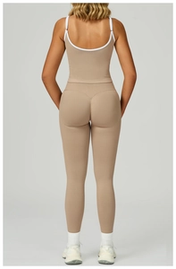 Détail de l'ensemble de yoga sans couture avec dos nu et liserés contrastés sur la brassière