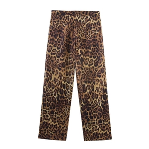 Detalle de pantalones con estampado de leopardo, corte de pierna ancha y patrón marrón