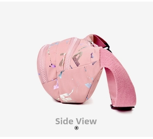 Vue latérale du sac ceinture rose en nylon avec taches de couleur et lettres
