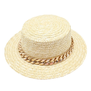 Canotier en paille beige à bord plat avec décoration de grosse chaîne dorée