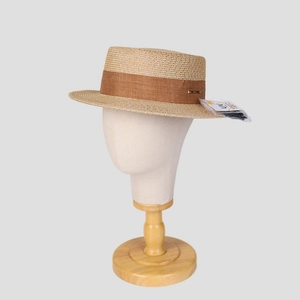 Élégant chapeau canotier d'été beige avec ruban marron et étiquette UV sur un support