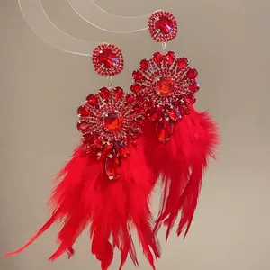 Boucles d'oreilles fleurs en cristal rouge avec glands en plumes pour occasions festives