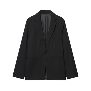 Vue détaillée d'un blazer noir à bouton unique avec revers à pointe et poches