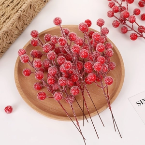 Bacche rosse ghiacciate per decorazioni fai-da-te in un vassoio di legno naturale