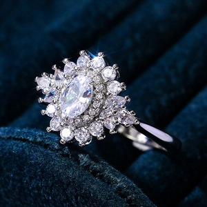 Elegante zilveren verlovingsring met ovale halo en druppelvormige stenen