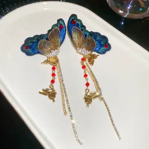 Boucles d'oreilles papillon avec broderie bleue, strass et longues chaînes dorées