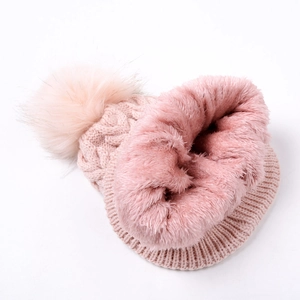 Bonnet en tricot torsadé rose avec pompon en fourrure et doublure polaire thermique