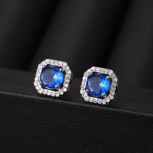 Boucles d'oreilles carrées en argent avec pierre bleu foncé et pavé de diamants zircons