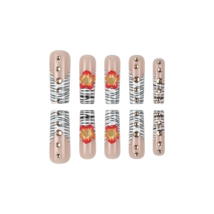 Faux ongles longs forme cercueil avec motifs fleurs, zébrures et strass 3D sur fond blanc