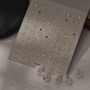 Autocollants nail art dorés 3D avec étoiles, lunes et strass sur ongles blancs