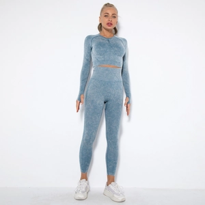 Detail des Seamless-Yoga-Sets mit Acid-Wash-Effekt, Daumenlöchern und Marmorierung
