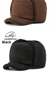 Detalle de gorros de invierno para hombre en negro y marrón con forro de piel sintética