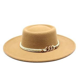 Detail von Wollfilzhut mit weißem Seil und goldener Strasskette für elegante Optik