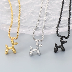 Vue détaillée des pendentifs chien ballon en or, argent et noir sur chaînes torsadées