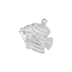 Vue détaillée d'un pendentif poisson en argent avec des écailles et un éclat poli