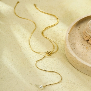 Collier Y chaîne serpent dorée classique avec curseur cœur et pendentif perle sur pierre