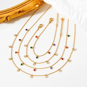 Set bracciale con ciondolo in oro e zirconi arcobaleno con pietre rotonde colorate su catene fini