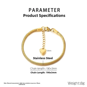 Vue détaillée du bracelet chaîne serpent dorée en acier inoxydable avec charme cœur