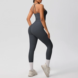 Détail du haut de yoga dos croisé et legging taille haute en tissu gris foncé