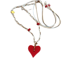 Collier tissé bohème avec un pendentif cœur rouge vif et des perles colorées