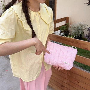 Borsa da trucco rosa trapuntata con trama 3D ed etichetta laterale colorata in esterni