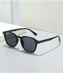 Détail des branches en grain de bois et des rivets métalliques sur lunettes de soleil carrées