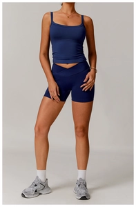Détail du soutien-gorge de sport bleu marine et short de yoga à taille croisée en V