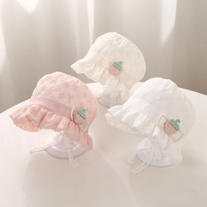 Chapeaux de soleil en dentelle pour bébés avec fraises en rose, blanc et beige