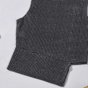 Gros plan détaillé de la texture en maille métallique noir et argent pour haut sans manches