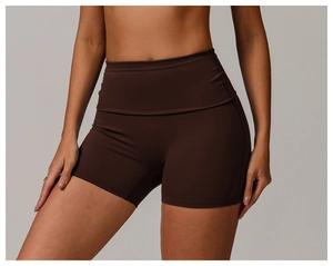 Détail du short de yoga taille haute avec ceinture large et coutures précises