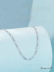 Dettaglio della catena Figaro in argento sterling 925 su espositore blu chiaro
