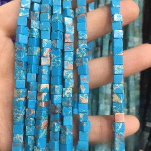 Gros plan de perles carrées en pierre naturelle bleue avec texture marbrée pour bijoux