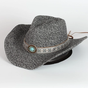 Dettaglio cappello di paglia western con fascia etnica e perla turchese
