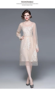 Détail d'une robe élégante en tulle beige avec broderie florale délicate et manches longues