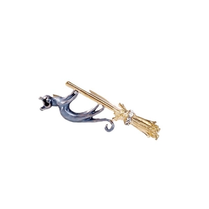 Broche chat sur balai volant créative avec finition dorée, émail bleu et strass brillants