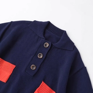 Kurzärmeliger Polostrickpullover in Marineblau mit kontrastierenden orangen Taschen