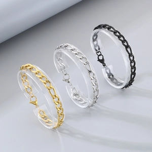 Tre bracciali a catena cubana da uomo in oro, argento e nero su supporti in acrilico