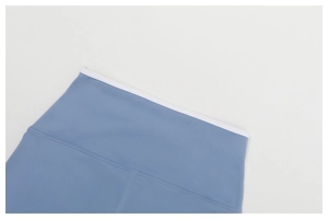 Dettaglio vita del set da yoga con bordo a contrasto e cuciture piatte professionali