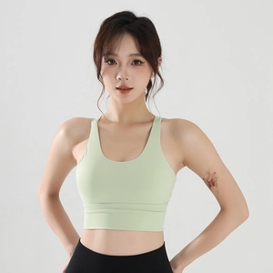 Détail macro du soutien-gorge de sport vert menthe avec larges bretelles élastiques