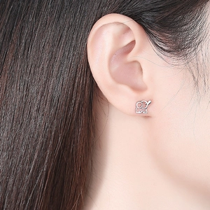 Orecchino a perno elefante traforato in argento sterling S925 per uno stile minimalista