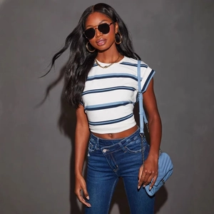 Elegante top a righe da donna con jeans corti in denim blu scuro vestibilità slim