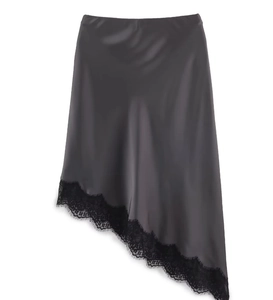 Détail de la jupe en satin gris foncé avec dentelle noire et ourlet irrégulier