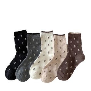 Cinq paires de chaussettes en coton avec motifs tulipes vintage en cinq tons terreux