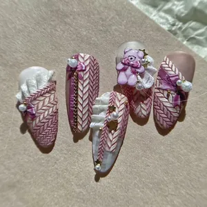 Pegatinas 3D para uñas rosa y púrpura con textura de suéter y adornos de ositos
