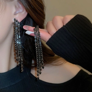 Vue détaillée de boucles d'oreilles pendantes à pompons en strass noirs de style luxe