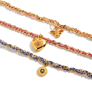 Ensemble de 3 bracelets dorés avec breloques cœur rose, abeille et œil protecteur