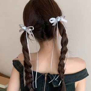 Barrettes nœuds argentés style ballet avec longs rubans sur cheveux tressés