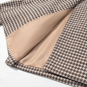 Detailansicht des Hahnentritt-Wollmantelsaums mit hochwertigem Innenfutter und Textur