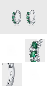 Détails macro de boucles d'oreilles couronne en argent S925 avec zircons marquise verts