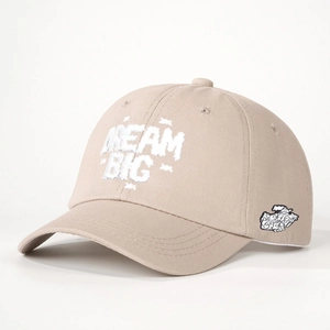 Khaki Baumwoll-Baseballkappe mit 3D-DREAM-BIG-Stickerei und gebogener Krempe in 45-Grad-Ansicht